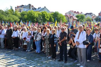 У Львові у День незалежності вшанували полеглих захисників України – 04