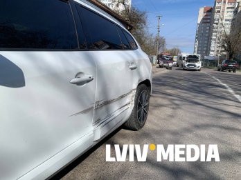 У Львові на вулиці Варшавській сталася ДТП: бус врізався в легкове авто – 02