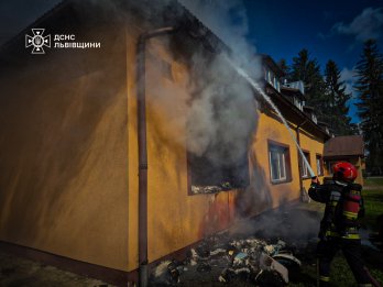 У Брюховичах горить пансіонат для літніх людей – 04