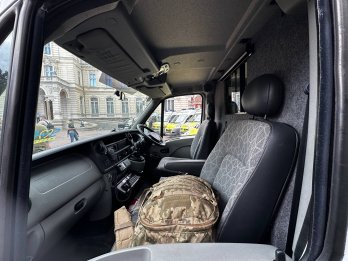 У Львові передали спецтранспорт для військових медиків на фронт