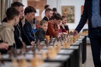 У Львові діти та військові зіграли проти зірок шахів в благодійному турнірі для ЗСУ – 03