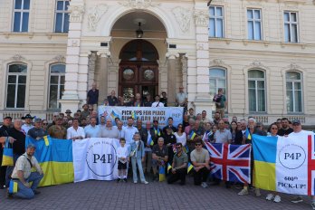 Британські волонтери вкотре привезли до Львова позашляховики та мотобайки для ЗСУ – 01