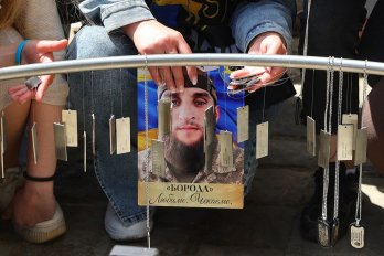 У центрі Львова встановили крісло, яке нагадує про полонених і зниклих безвісти військових – 03