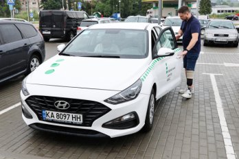 Четверо поранених ветеранів отримали у Львові водійські права: історії воїнів