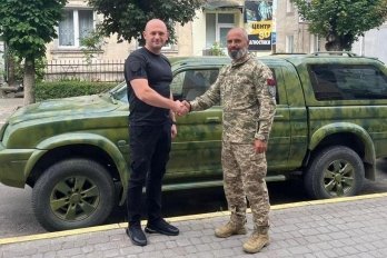 На Золочівщині поліцейські придбали та передали на фронт позашляховик – 02