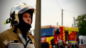 Поблизу Львова на фермі спалахнула масштабна пожежа – 02