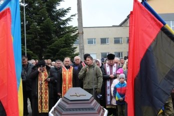 У Дрогобицькій громаді попрощалися з військовим, який загинув на фронті – 04