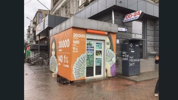 Біля аптек і посеред вулиць: де в Україні нелегально продають сигарети – 05