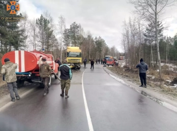 Четверо людей загинули в зіткненні мікроавтобуса з вантажівкою на Рівненщині – 01