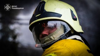 У ДСНС показали рятувальників, які 12 годин ліквідовували наслідки атаки на Львівщину – 29
