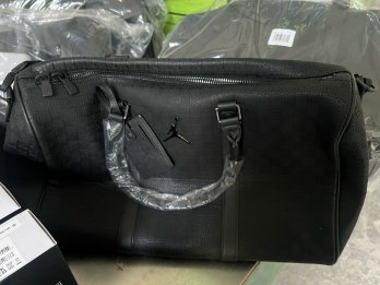 Незадекларовані прикраси Cartier та брендове взуття на пів мільйона вилучили на кордоні Львівщини