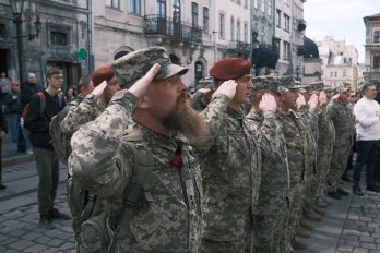 Ветеран з ампутацією рук і ніг підняв прапор до 770-річчя Львова – 05