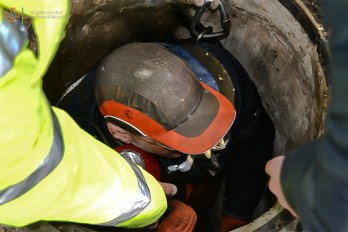 У Львові чоловік не міг вибратися з колектора: його витягали рятувальники – 02