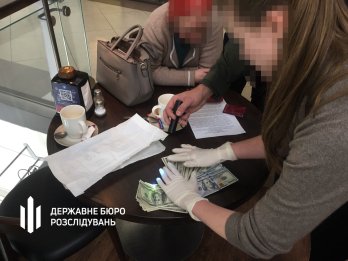 Керівницю відділення лікарні на Львівщині спіймали на хабарі за фіктивну інвалідність ухилянтам – 02