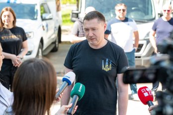 Французькі благодійники доправили на Львівщину 9 карет швидкої допомоги – 06