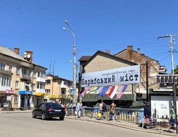 Ресторан в центрі Борислава прикрасили прапорами союзників України – 01