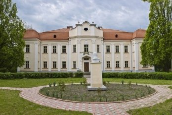 Мешканців області запрошують на прогулянку до плямистих оленів та палацу архиєпископів – 01