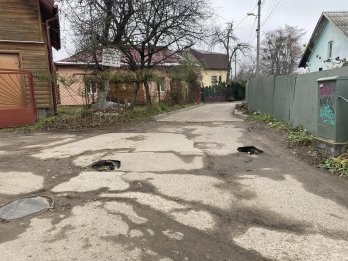 У Шевченківському районі Львова просять залатати дві ями на дорозі (фото) – 02