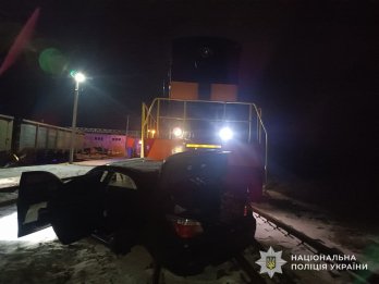 У Жовкві через зіткнення BMW з локомотивом загинула 58-річна жінка – 01