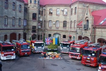 Британія у Львові передала українським рятувальникам парк пожежно-рятувальної техніки (фото) – 04