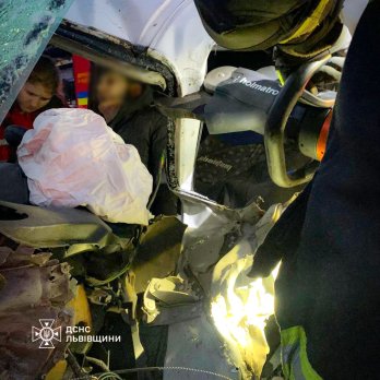 Зіткнувся з вантажівкою: біля Стрия рятувальники витягнули затиснутого в Peugeot водія – 02