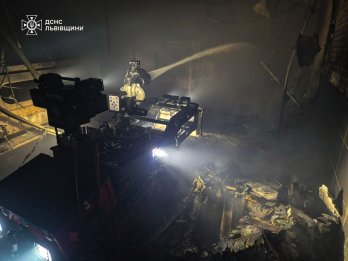 Майже пів сотні рятувальників гасили масштабну пожежу на складі в Городку – 01