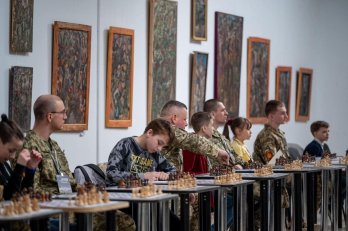 У Львові діти та військові зіграли проти зірок шахів в благодійному турнірі для ЗСУ – 04