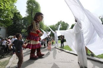 До Львова привезли майже 4-метрову ляльку, аби розважити переселених через війну дітей – 04