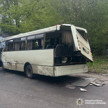 На Дрогобиччині внаслідок зіткнення вантажівки з рейсовим автобусом загинула 12-річна дівчинка – 01