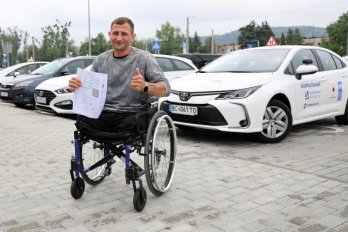 Четверо поранених ветеранів отримали у Львові водійські права: історії воїнів