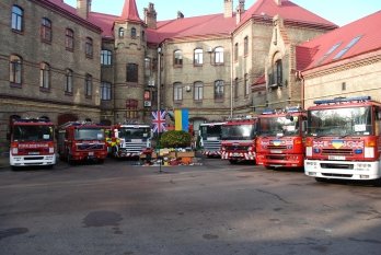 Британія у Львові передала українським рятувальникам парк пожежно-рятувальної техніки (фото) – 01