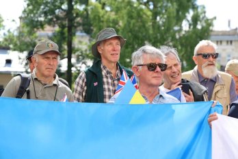 Британські благодійники на Львівщині передали українським військовим 20 позашляховиків – 05