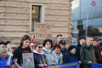 У центрі Львова вшанували четверту річницю трагедії у Маріупольському драмтеатрі – 01