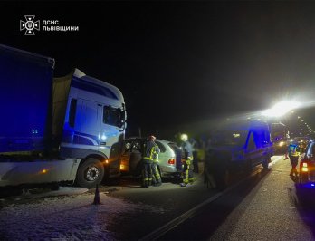 Водій BMW X5 потрапив у реанімацію після зіткнення з вантажівкою на Львівщині