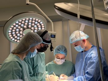 У Львові хірурги видалили чоловіку рідкісну кісту, розміром зі страусове яйце