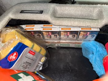 Поляк намагався через Львівщину вивезти за кордон заховану у вантажівці горілку та сигарети – 02