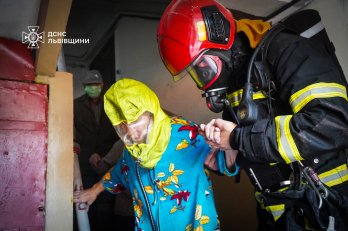 У Львові горіла квартира в багатоповерхівці: рятувальники евакуювали мешканців – 04
