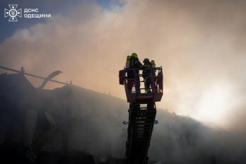 Внаслідок атаки росіянами Одещини виникла масштабна пожежа
