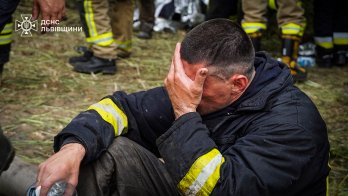 У ДСНС показали рятувальників, які 12 годин ліквідовували наслідки атаки на Львівщину – 20