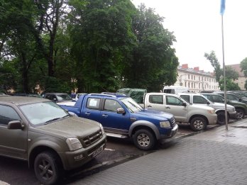 «Майже як вдома»: британські волонтери відвідали Львів та передали понад 20 пікапів для українських військових – 04