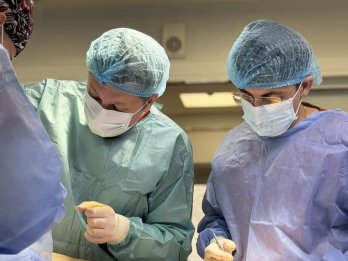 На Львівщині лікарі врятували руку чоловіку, яку він відрізав бензопилою – 02