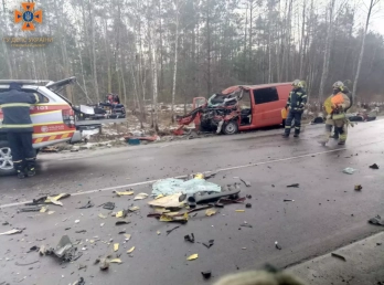 Четверо людей загинули в зіткненні мікроавтобуса з вантажівкою на Рівненщині – 03