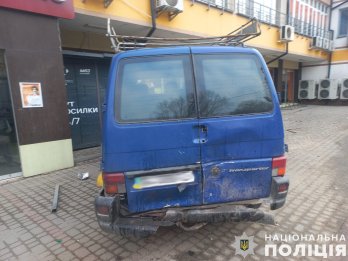 П’яний водій у Брюховичах в’їхав у паркан, авто та електроопору: постраждав пішохід