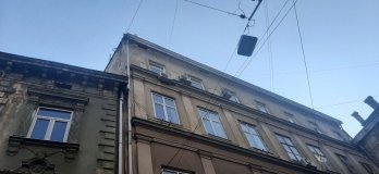 У центрі Львова на відвідувачів кафе впала частина фасаду – 02