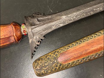 Кортики, багнети та релігійні книги: львівські митники передали артефакти до музеїв – 03