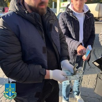 Правоохоронці затримали головного інспектора податкової Волинської області: вимагав чималий хабар – 04