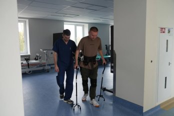 Львівські лікарі допомогли знову почати ходити чоловіку з пошкодженням спинного мозку