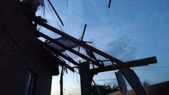 Через негоду у селі на Львівщині в десятках будинків зірвало дахи та вибило вікна – 02