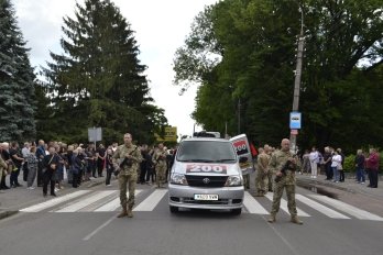 Громада Самбора на колінах зустріла полеглого десантника – 05