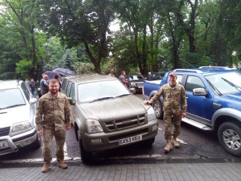 «Майже як вдома»: британські волонтери відвідали Львів та передали понад 20 пікапів для українських військових – 02